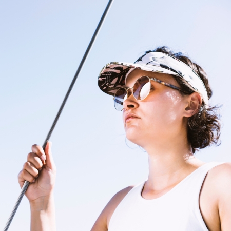Frau mit selbsttönender Sonnenbrille