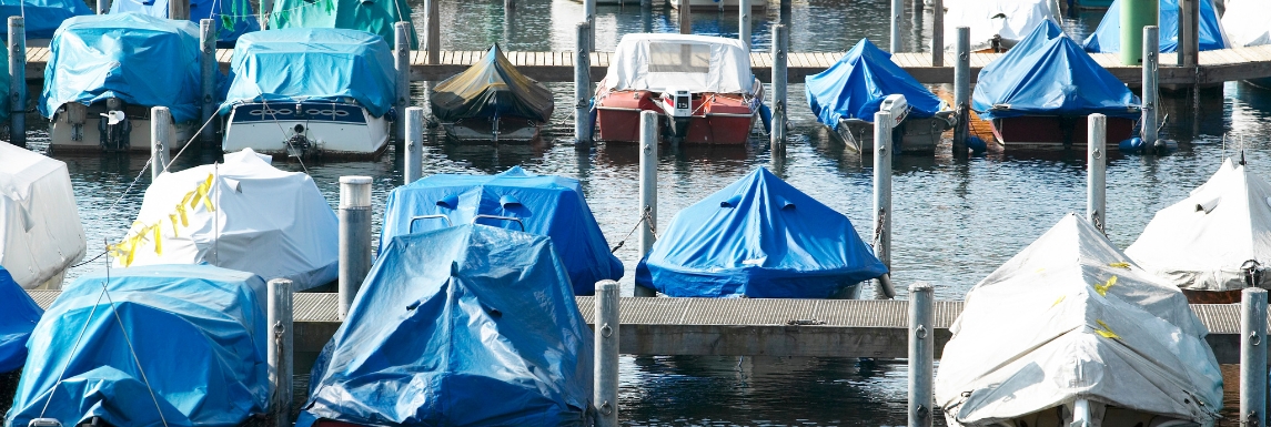 Boote mit Bootsabdeckung