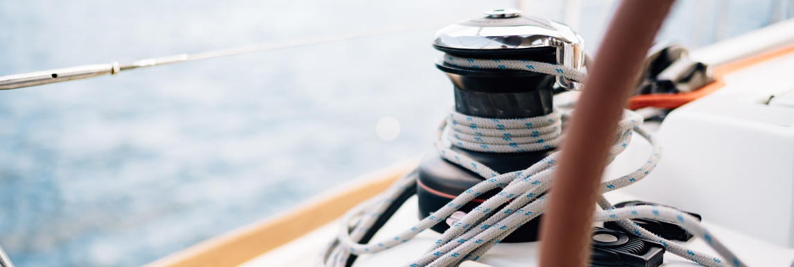 Boat with winch, boat halyard rope and boat sheet