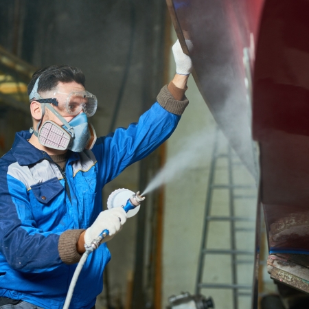 Hombre aplicando antiincrustante al casco de una embarcaci&oacute;n