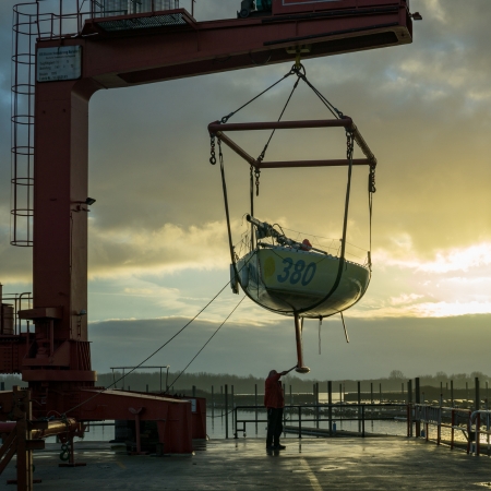 Hombre aplicando antiincrustante a un barco en invernaje