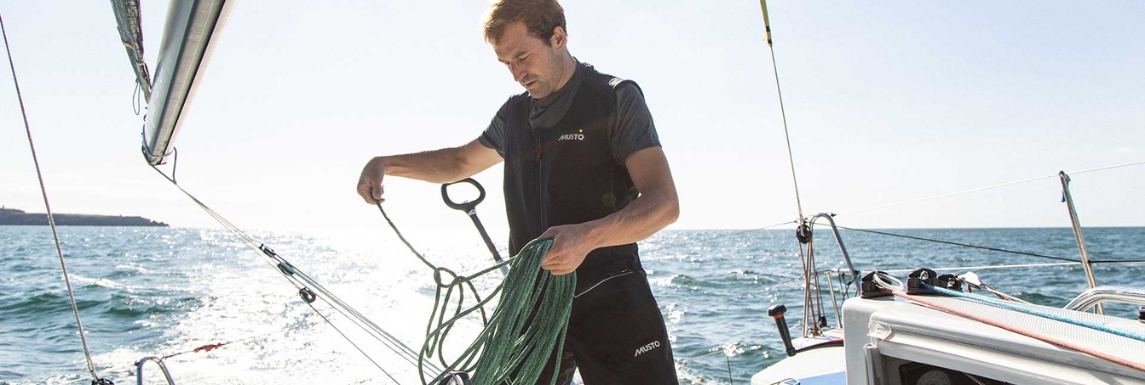 Marinero en su barco con ropa interior t&eacute;rmica