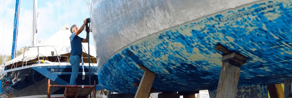 hombre preparando el antifouling de un barco