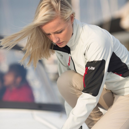 Mujer con chaqueta softshell de mujer Gill