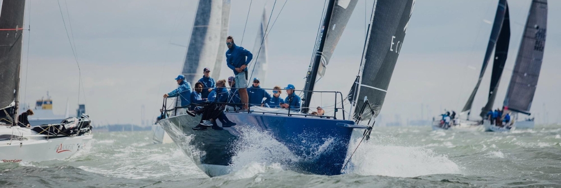 Tripulaci&oacute;n del barco con chaquetas softshell