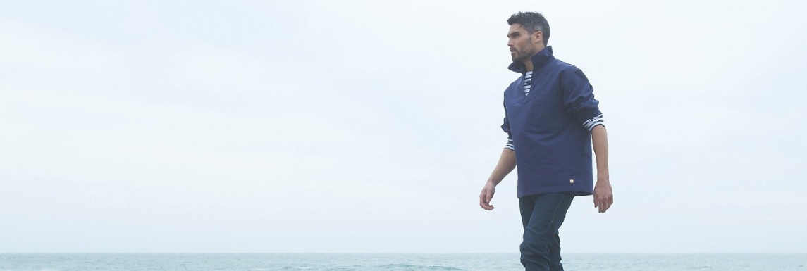 hombre con chaqueta azul marino