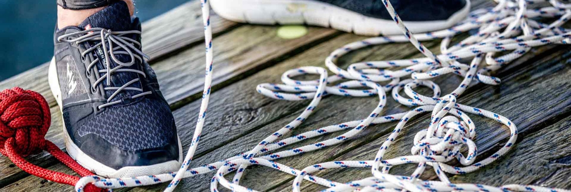 Scarpe da barca Helly Hansen su un ponte con corda
