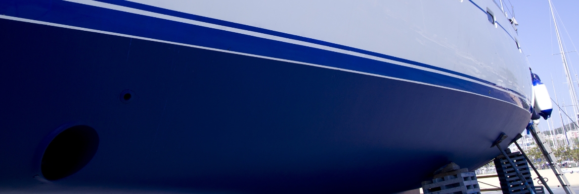 Scafo della barca blu e bianco