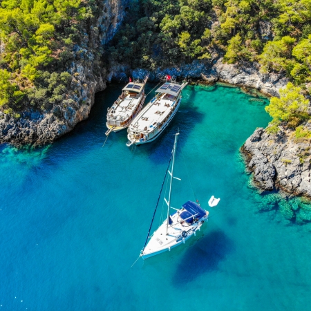 Barca a vela all'ancora con ancora galleggiante