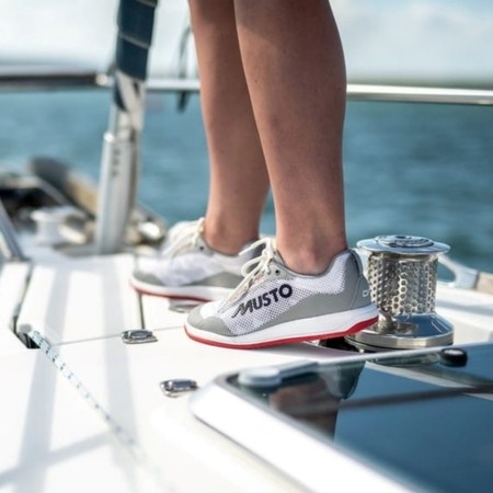 Scarpe da ponte su una barca