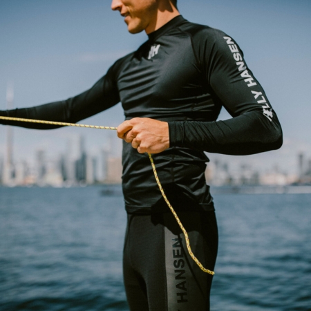 Uomini con abbigliamento nero a protezione UV