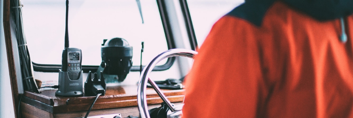 VHF portable pour bateau dans son support pour VHF