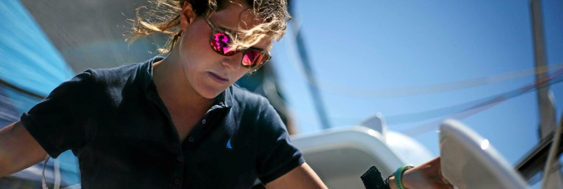 Navigatrice avec des lunettes de soleil de voile