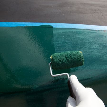 homme en train de peindre antifouling
