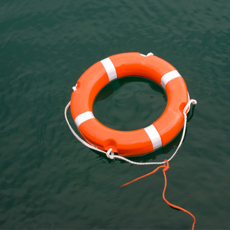 bouee couronne bateau jetee &agrave; la mer
