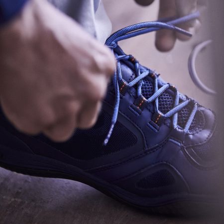 Chaussures de bateau Helly Hansen sur un pont avec des cordages.