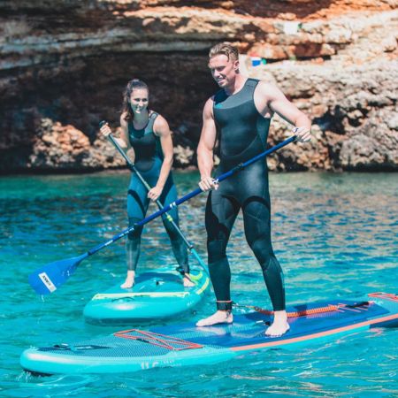Homme et femme sur un paddle avec un tshirt manche longue et un pantalon anti UV