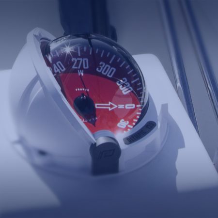 compas de navigation Plastimo sur un voilier