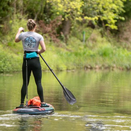 homme avec un gilet de flottaison sur sa tenue paddle