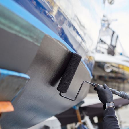 Laque pour bateau appliqu&eacute;e avec un pinceau