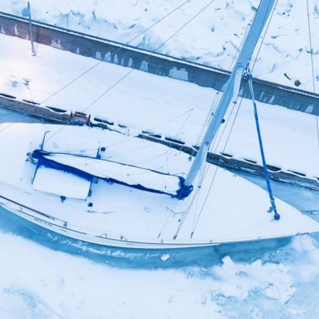 bateau en hivernage sous la neige