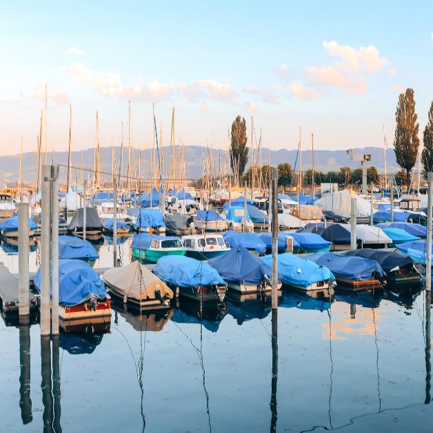 Bateaux avec bâche de protection pour bateau
