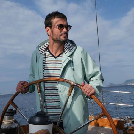 Marin sur un bateau portant des lunettes de soleil