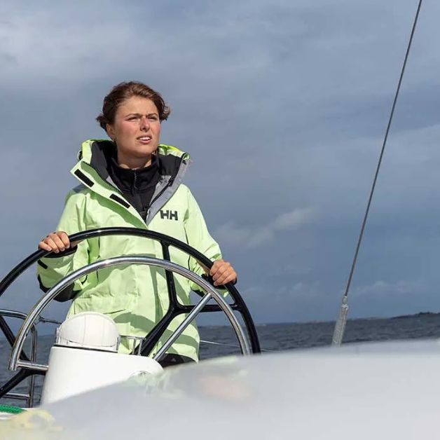 Marins en tenu bateau en mer