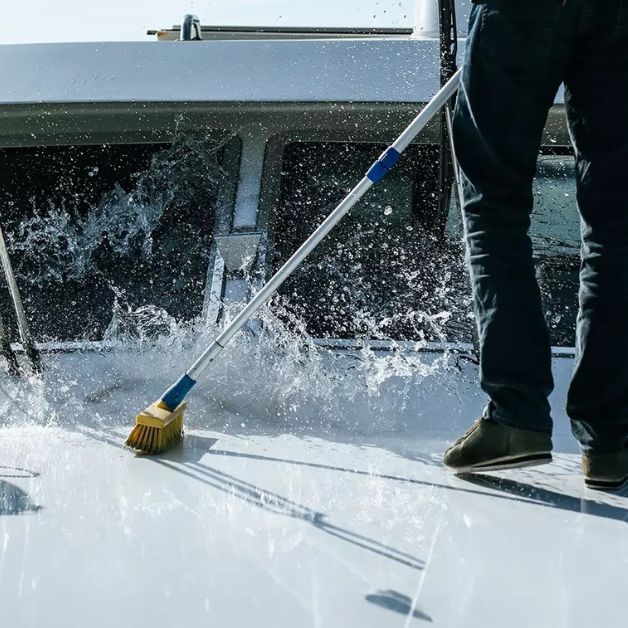 Nettoyage bateau à l'eau avec un balai
