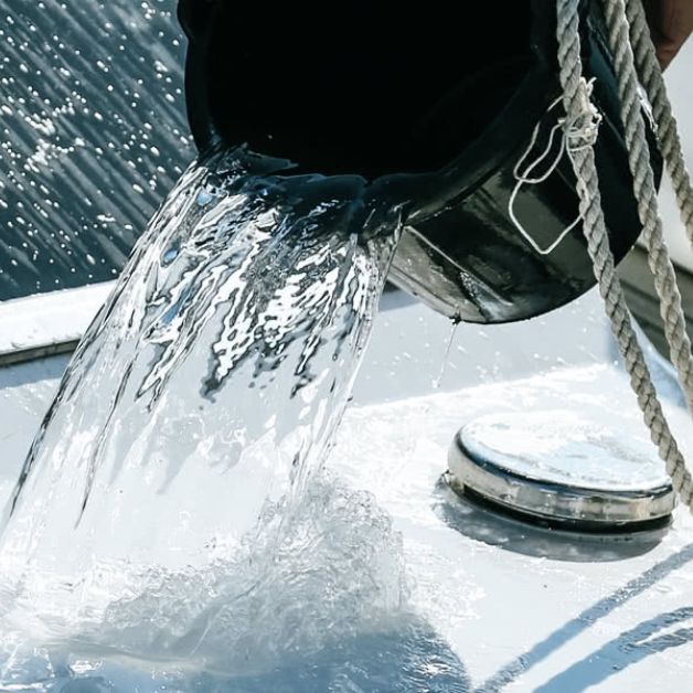 Nettoyage bateau avec un seau d'eau