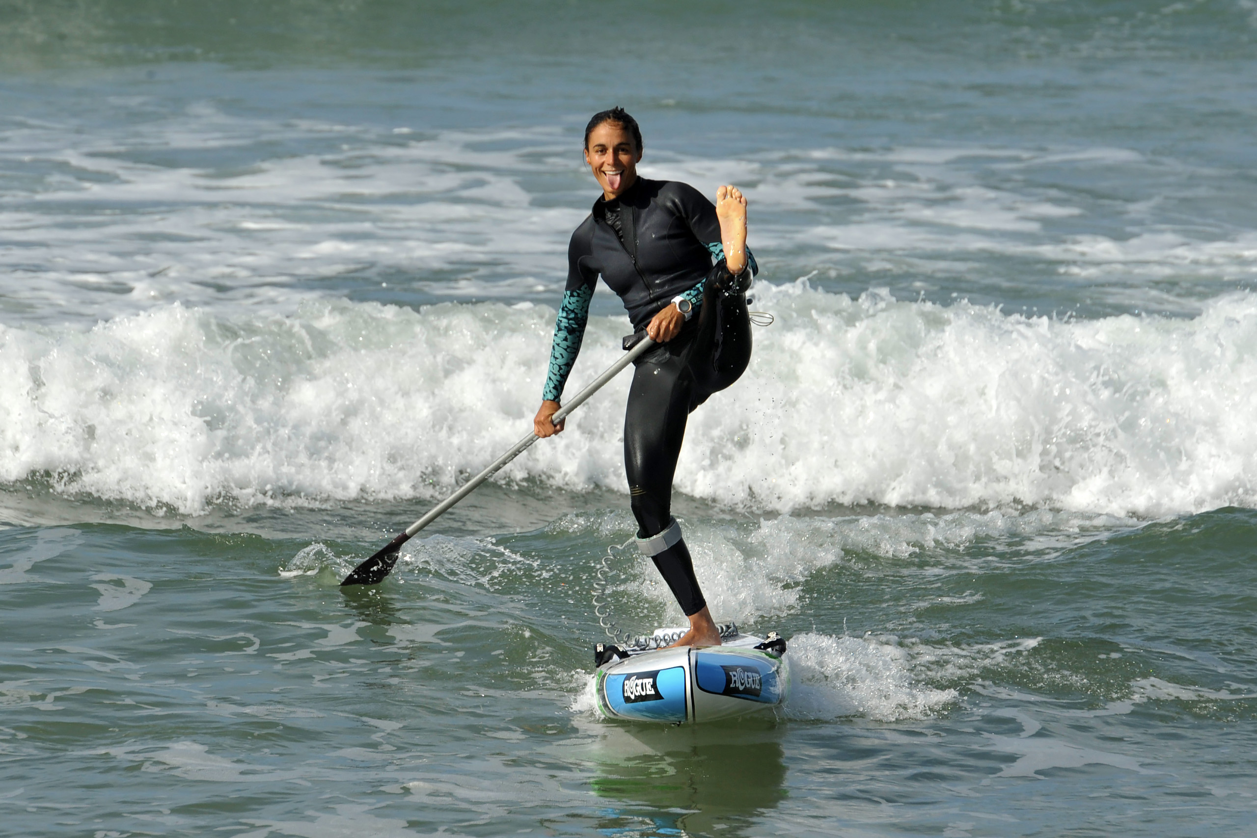 Olivia Piana, championne de Stand Up Paddle, portant une combinaison intégrale néoprène.