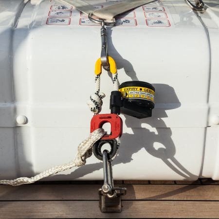 Radeau de survie en container
