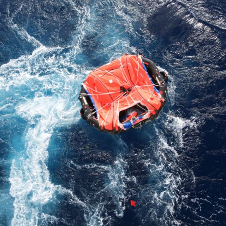 Radeau de sauvetage en pleine mer