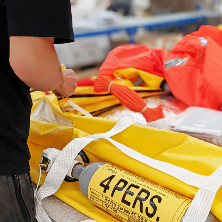 révision radeau de survie plastimo en atelier