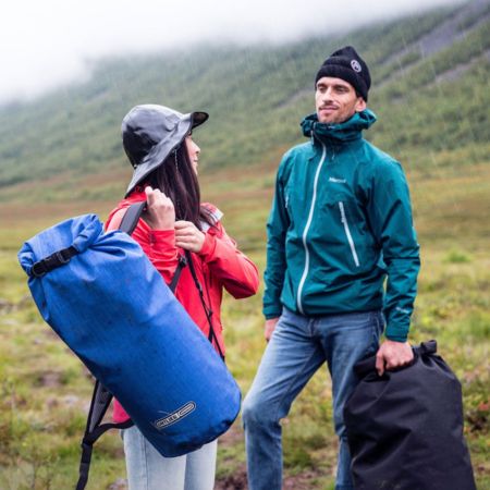 Homme portant un sac &eacute;tanche de voyage 
