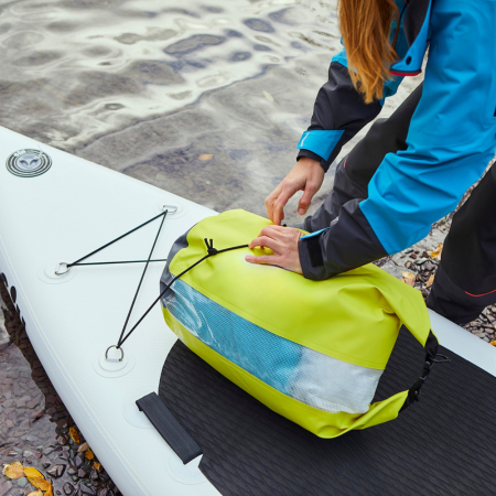 Sac étanche sur une planche de stand up paddle