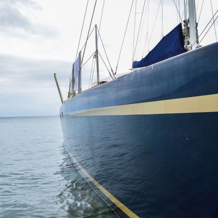 Coque bateau marron vernie sous un ciel bleu