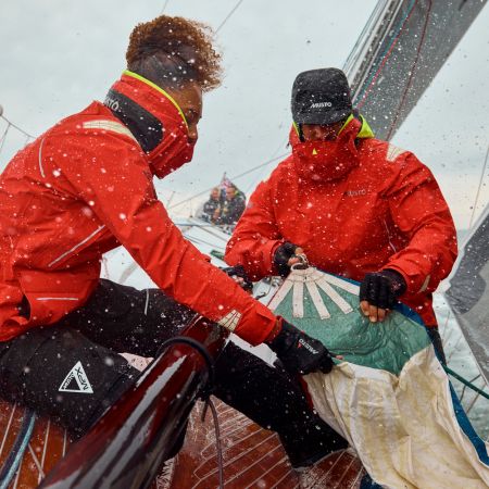 Marins avec des vestes de quart Helly Hansen