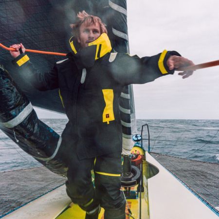 Marins &agrave; la barre avec des vestes de navigation Helly Hansen