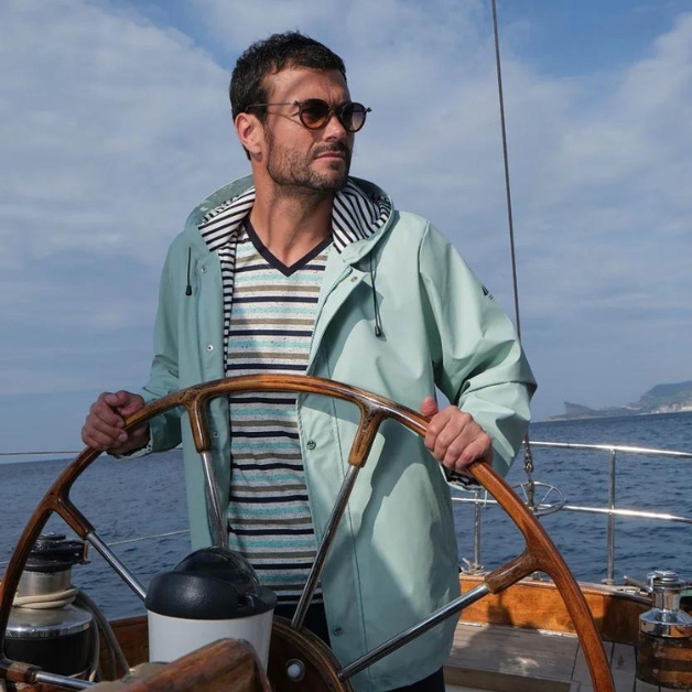 Navigateur à la barre de son bateau avec veste de quart Slam