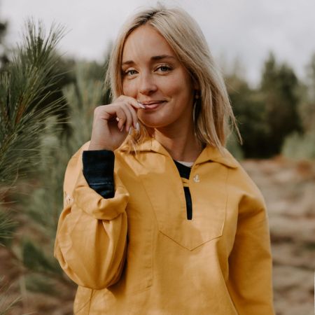 femme avec une vareuse jaune
