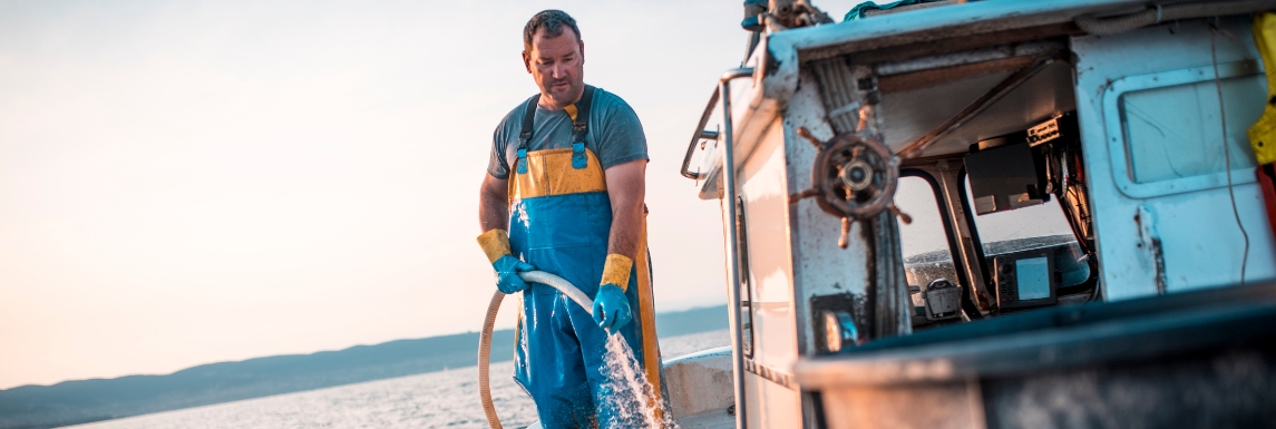 Marin pêcheur sur un bateau de pêche