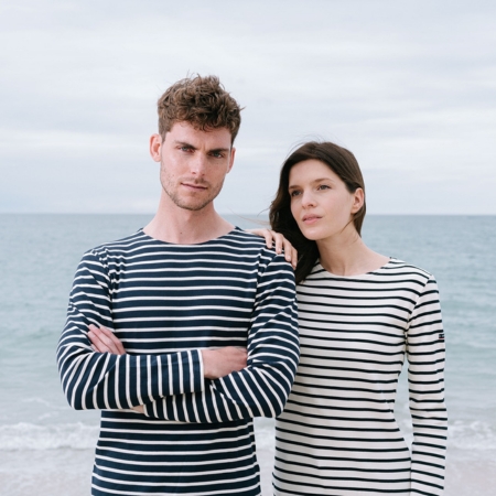 couple avec une marini&egrave;re bleu marine