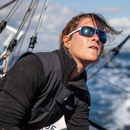 Navigatrice avec des lunettes de soleil de voile