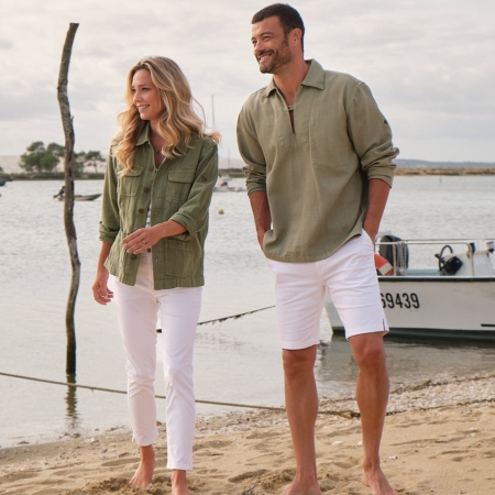 Couple portant une vareuse