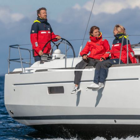 Navigateur sur un bateau portant une veste de quart