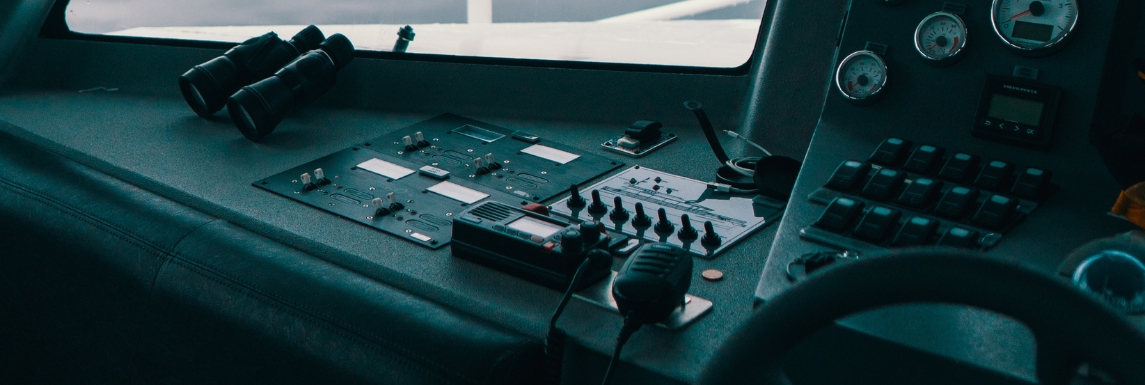 Painel de instrumentos com AIS para barco