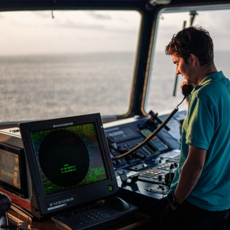 Painel de controle do barco com sistema AIS para embarca&ccedil;&otilde;es