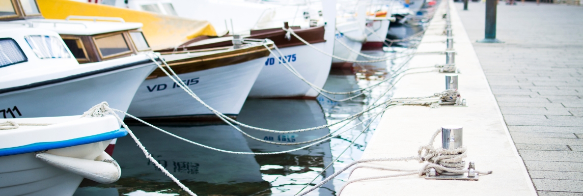 barco atracado no cais