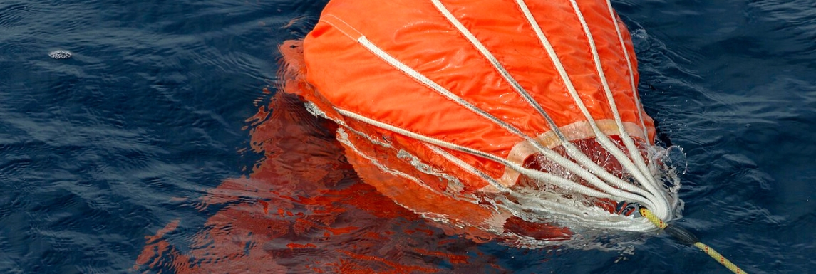 Barco no mar ancorado com âncora flutuante